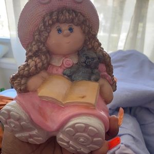 I am selling a ceramic piece